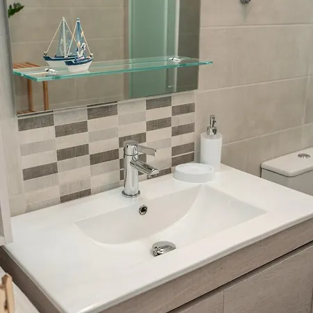 Frank's Place - Private Parking